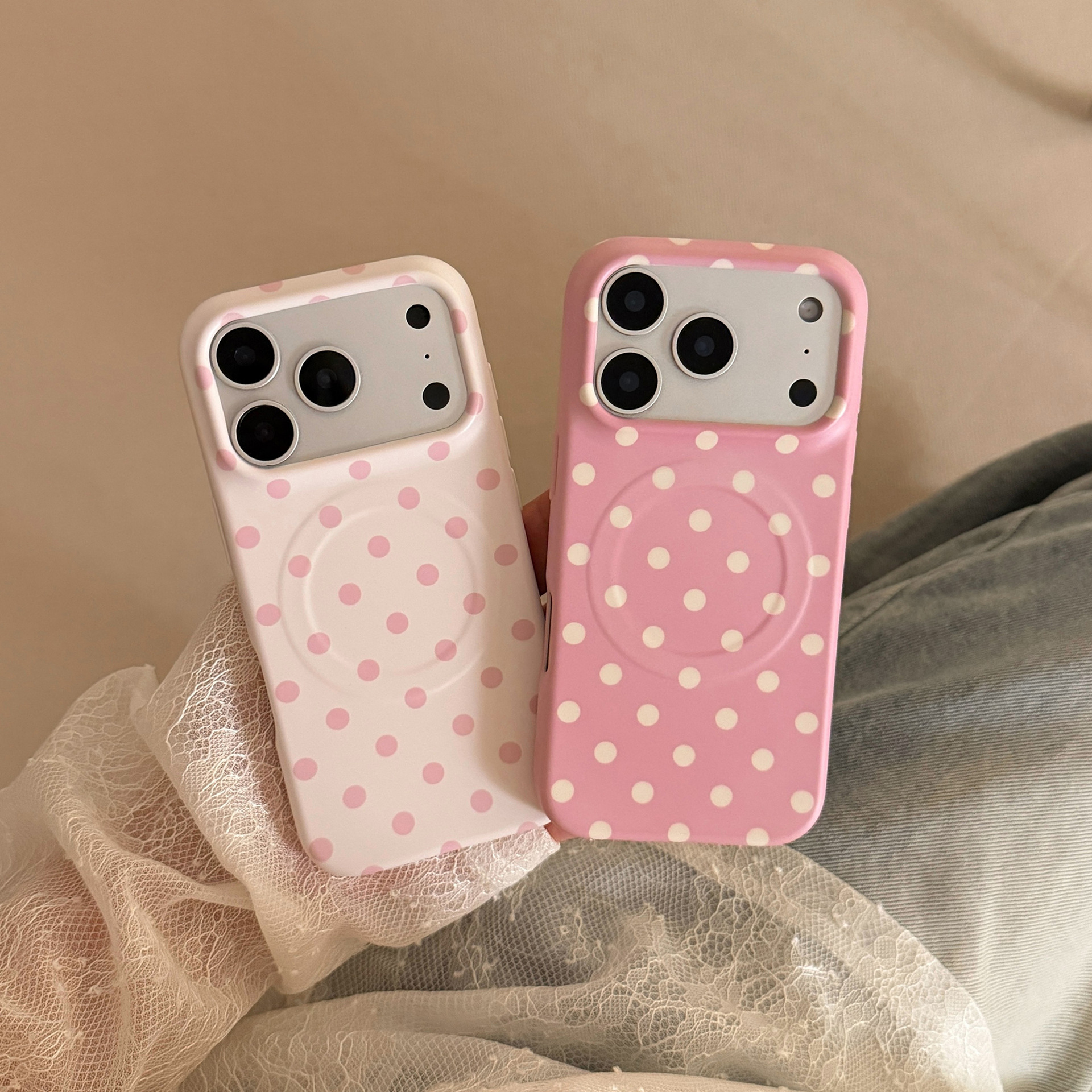 Phone Accessories Display - Korean Full Screen Polka Dots Pattern